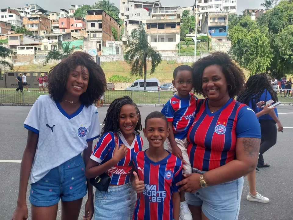 Giovana, a de camisa branca, e Juliane, de camisa tricolor com bebê no colo