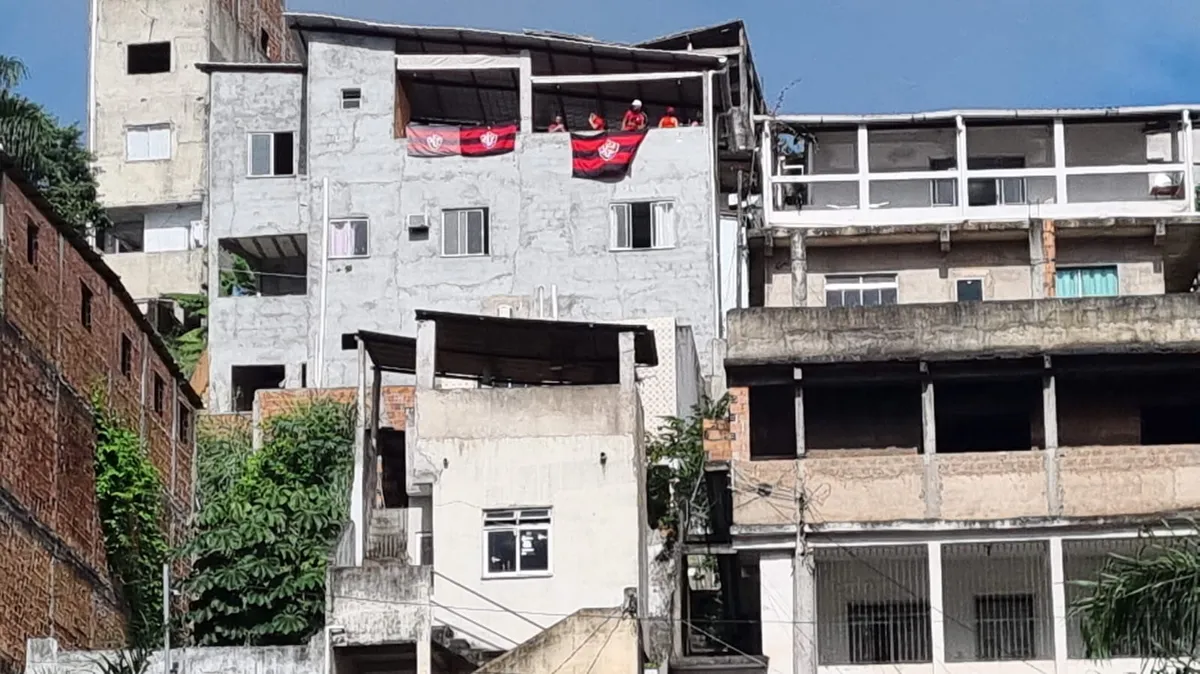 Bandeiras do Vitória nos arredores da Fonte Nova