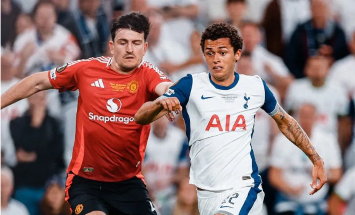 Maguire e Johnson durante jogo no estádio San Mamés