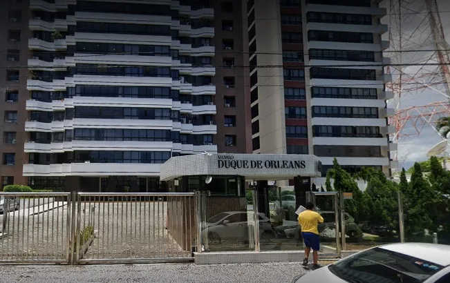 Homens fugiram levando as câmeras de monitoramento de um dos apartamentos