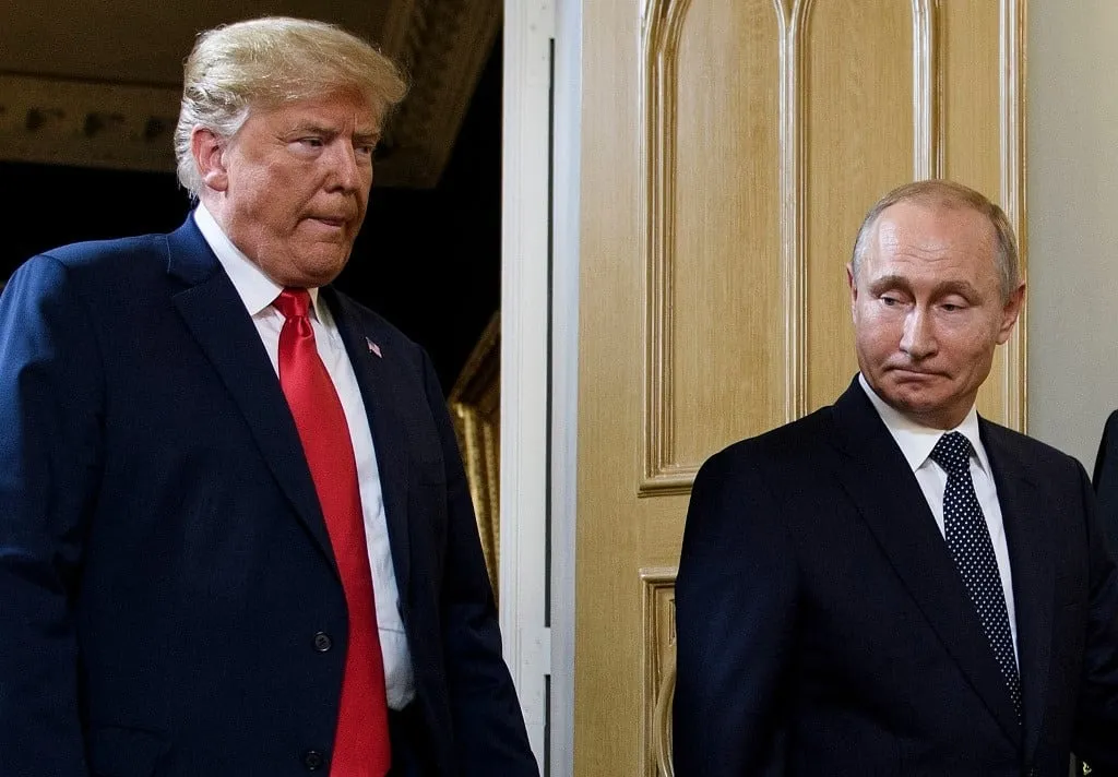 Donaldo Trump (à esquerda) e Vladimir Putin (à direta)