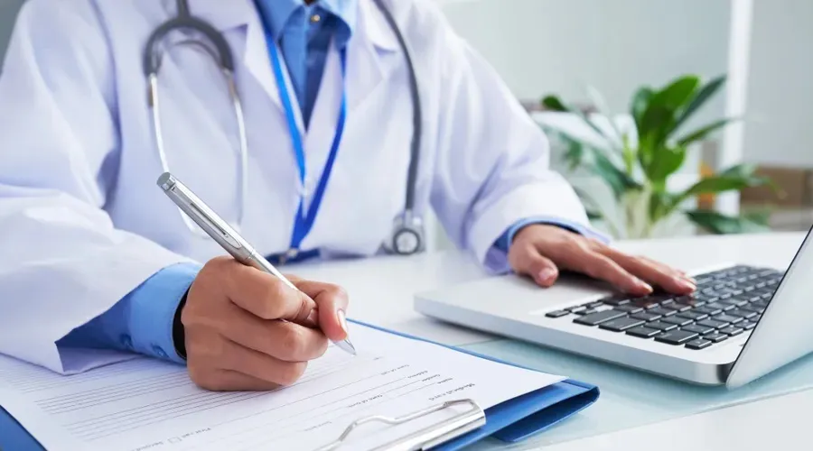 É proibido ao médico agir de forma sensacionalista e autopromocional, divulgar conteúdo inverídico e exercer concorrência desleal.