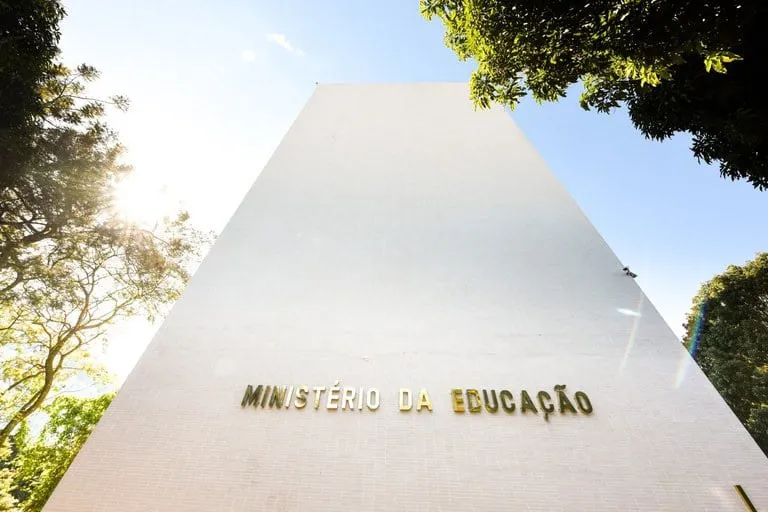 Governo reduziu recursos do MEC