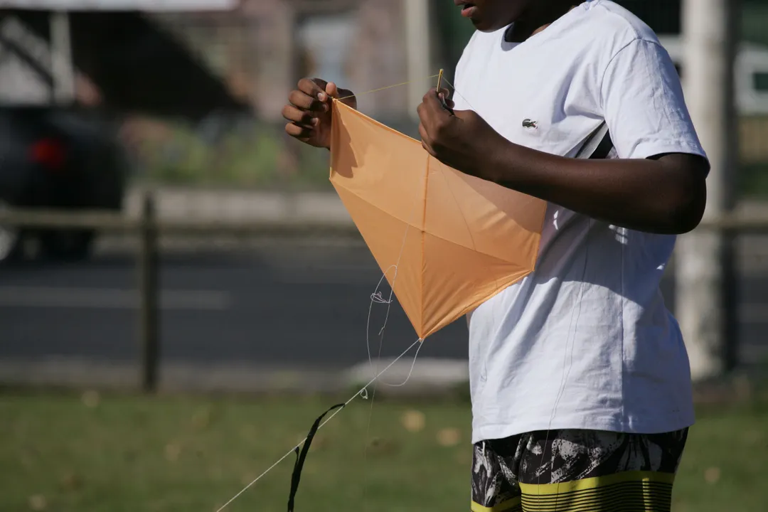 Meninos brincando de pipa no Vale dos Barris