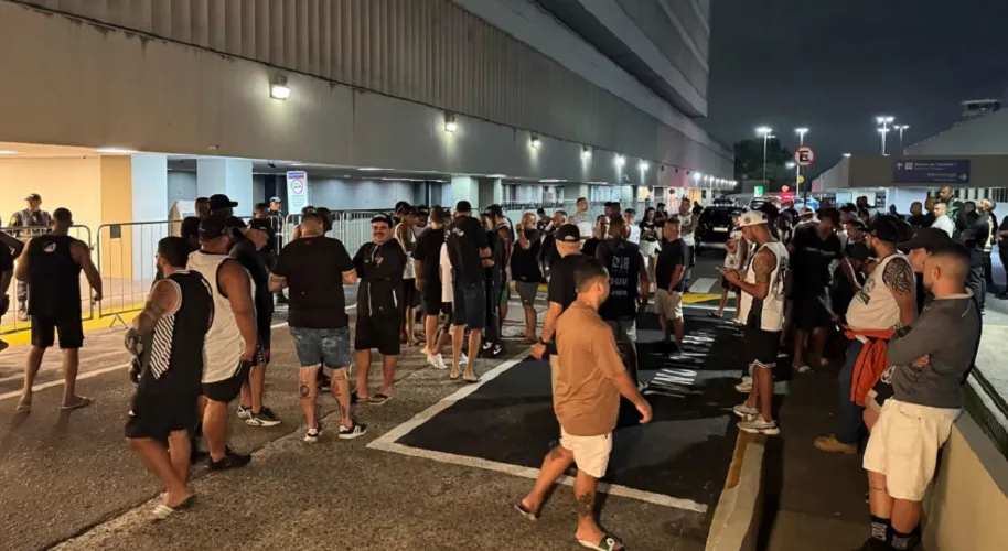 Para evitar encontrar os torcedores, delegação foi embora em ônibus descaracterizado, por uma área alternativa do aeroporto
