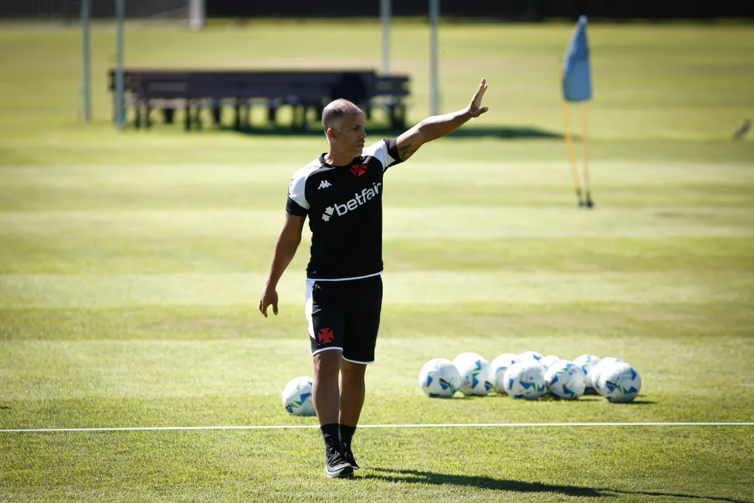 Felipe Loureiro seguirá comandando o Vasco de forma interina