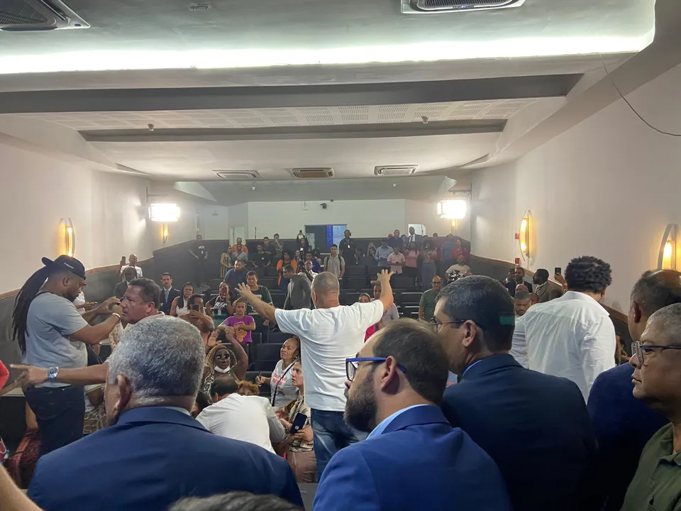Grupo ocupa o plenário da Câmara de Salvador e tenta impedir a votação