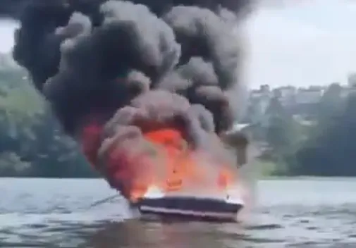 A embarcação explodiu duas vezes