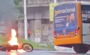 Motocicleta explode após colidir com micro-ônibus