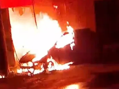 O veículo estava estacionado na rua no momento do incidente