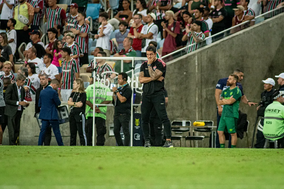 Thiago Carpini comandou o Vitória na partida contra o Fluminense