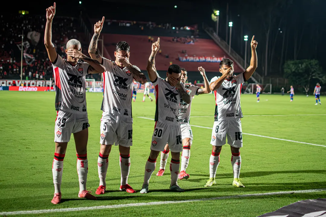 Elenco do Vitória comemora triunfo