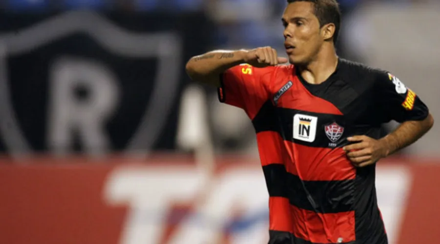Leandro Domingues com a camisa do Vitória