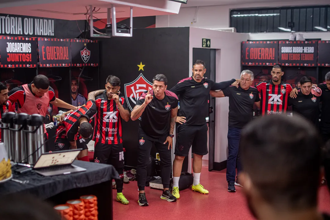 Thiago Carpini no vestiário do Barradão com elenco