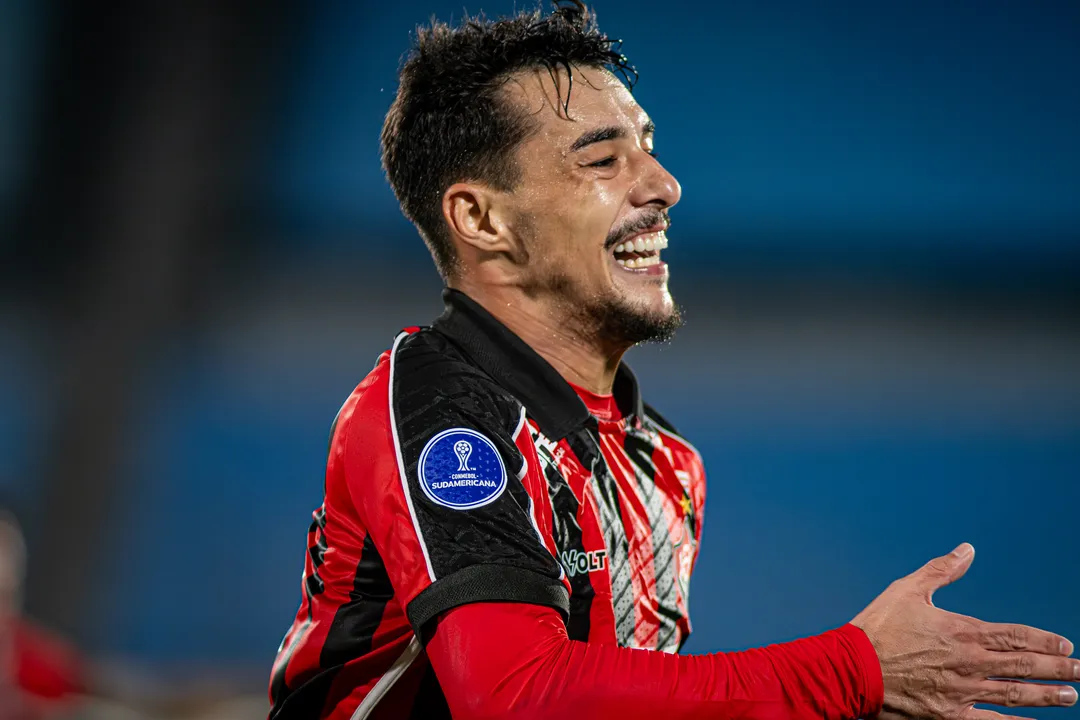Claudinho marcou o único gol do Vitória