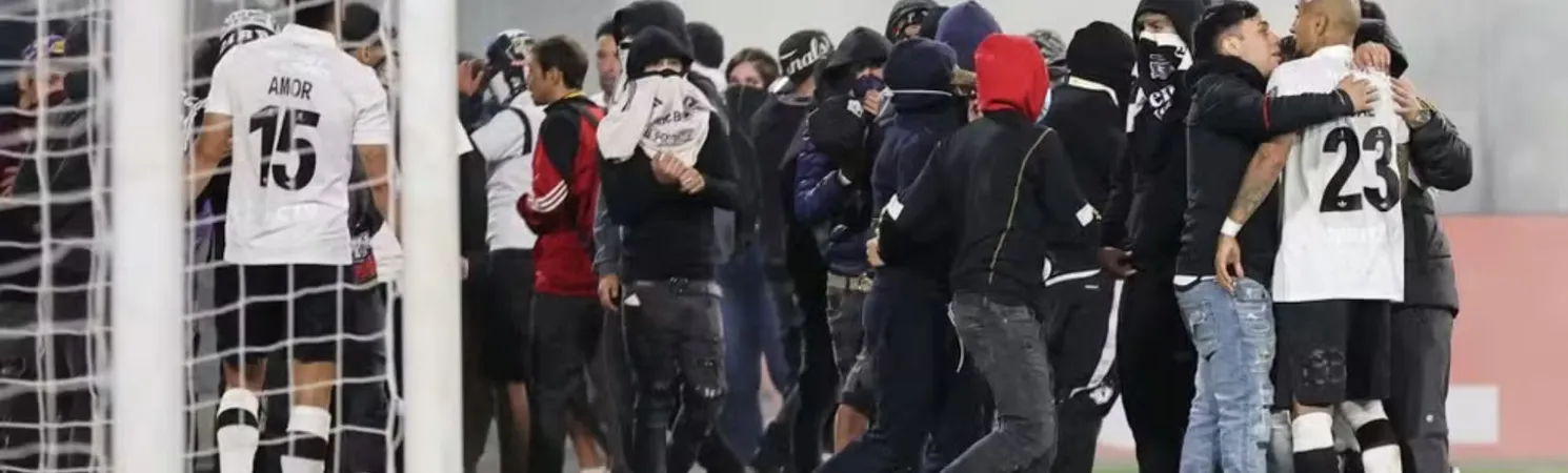 Confusão no gramado do jogo entre Colo-Colo e Fortaleza