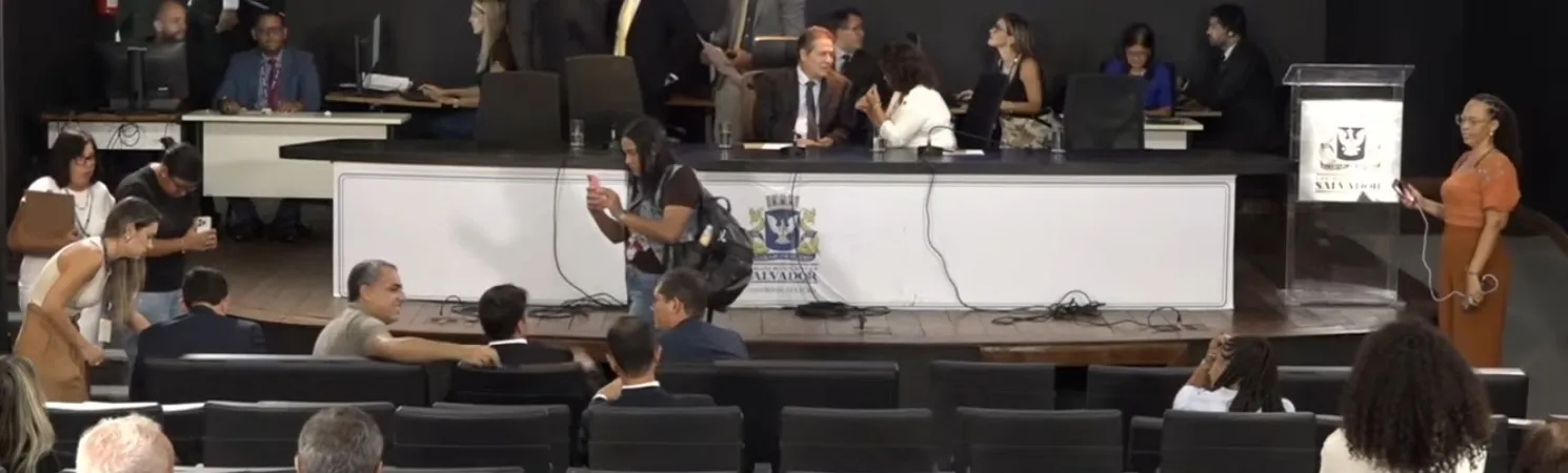 Plenário do Centro de Cultura da Câmara após suspensão de sessão