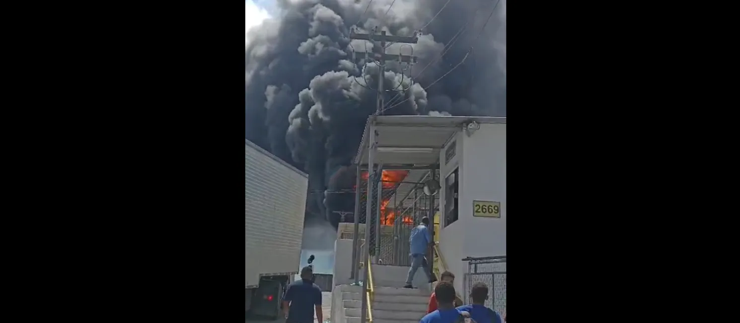 Incêndio atinge galpão de empresa em Simões Filho
