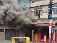 Placa cai em cima de ônibus que faz o transfer entre o metrô e o aeroporto