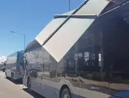 Placa cai em cima de ônibus que faz o transfer entre o metrô e o aeroporto