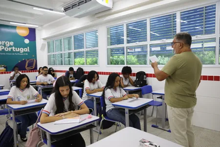 Governo da Bahia publica lista de 800 professores convocados
