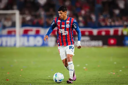 Torcida do Bahia é alvo de rivais em estádio