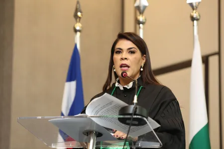 Defensora pública-geral da Bahia (DPE), Camila Canário de Sá, na cerimônia festiva de posse