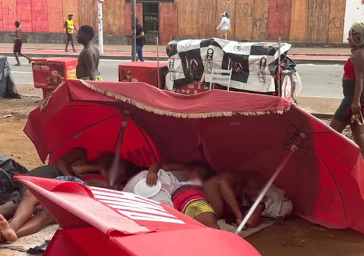 Durante a invasão, portas e janelas da escola foram danificadas