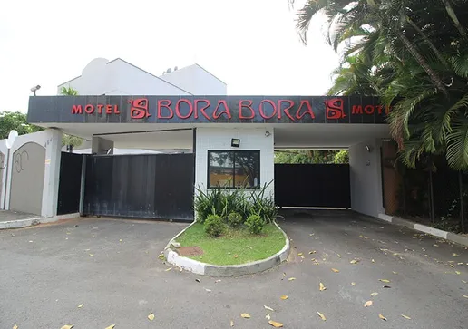 Placa cai em cima de ônibus que faz o transfer entre o metrô e o aeroporto