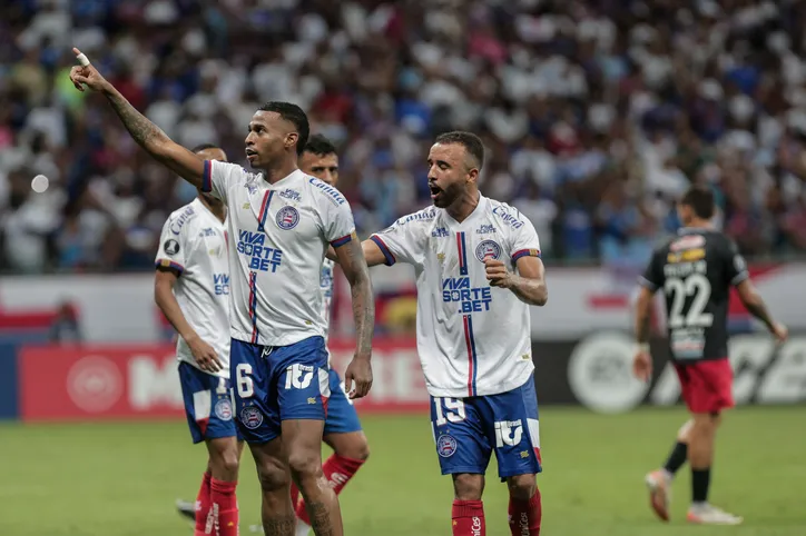 Jean Lucas e Caio Alexandre comemoram gol do Bahia contra o Boston