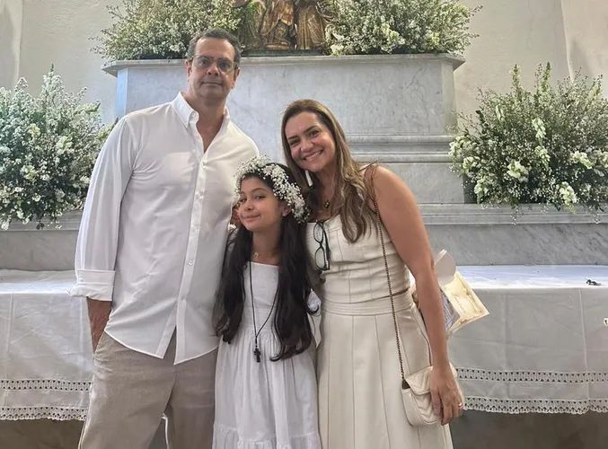 Lulu recebe o carinho e as benções dos seus pai, José e Viviane