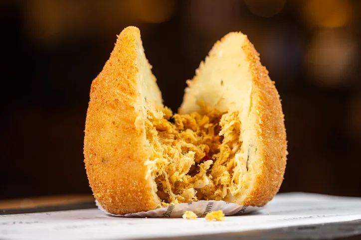 Imagem ilustrativa da imagem De simples salgado a iguaria gourmet, a coxinha é um ícone nacional