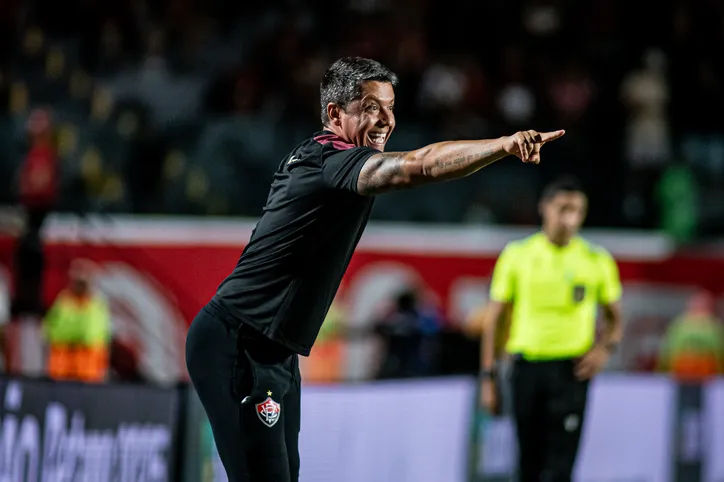 Thiago Carpini, treinador do Esporte Clube Vitória