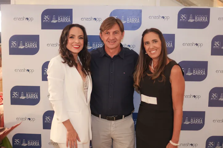 Karina Brito, André Podhorodeski, superintendente do Shopping Barra; e Mirela Gedeon Cubilhas, diretora-executiva do Grupo Enashopp