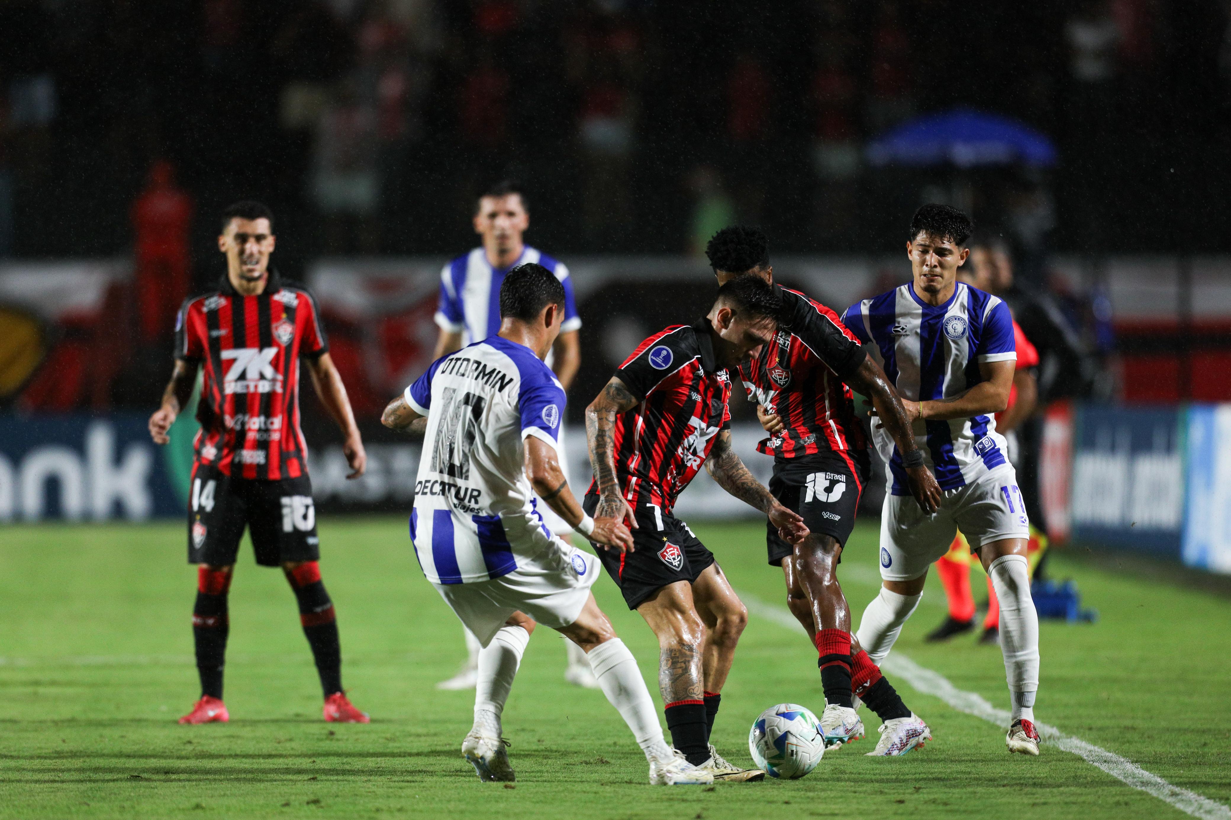 Cerro Largo x Vitória: onde assistir, prováveis escalações e mais