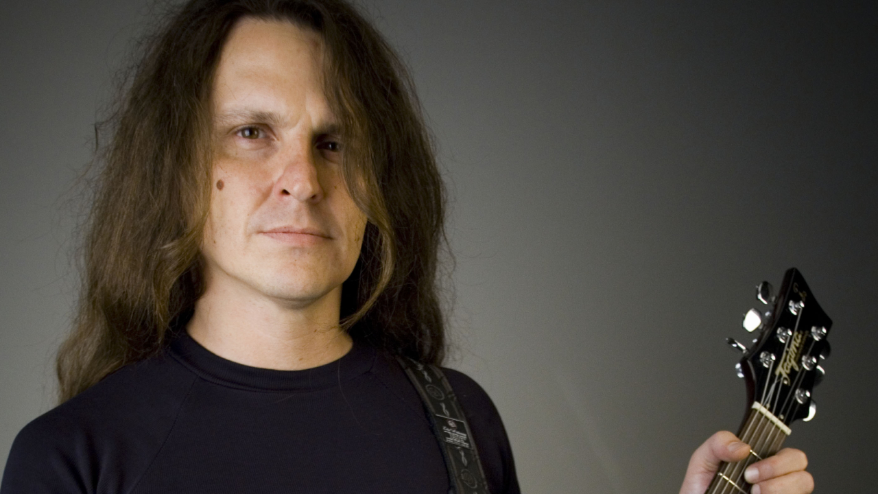 Lenda viva do hard rock brasileiro, Edu Ardanuy faz show neste domingo