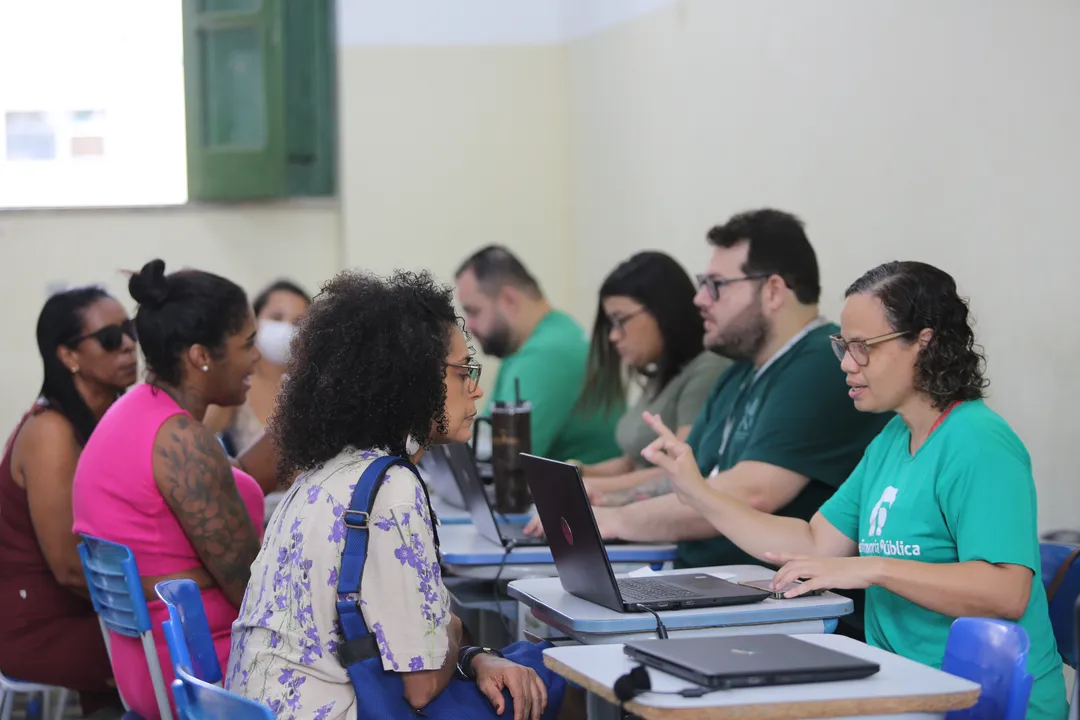 Funcionários da Defensoria Pública fazendo atendimento às mães