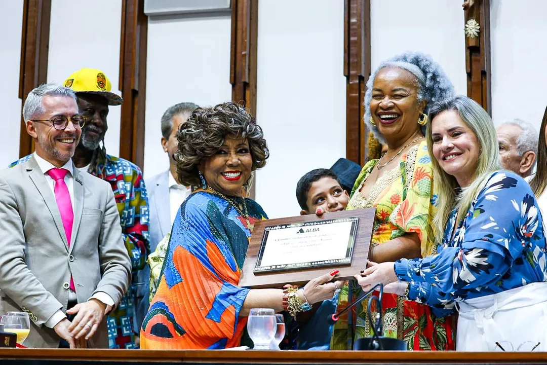 Alcione recebe homenagem das mãos das deputadas Olívia Santana (PCdoB) e Ivana Bastos (PSD)