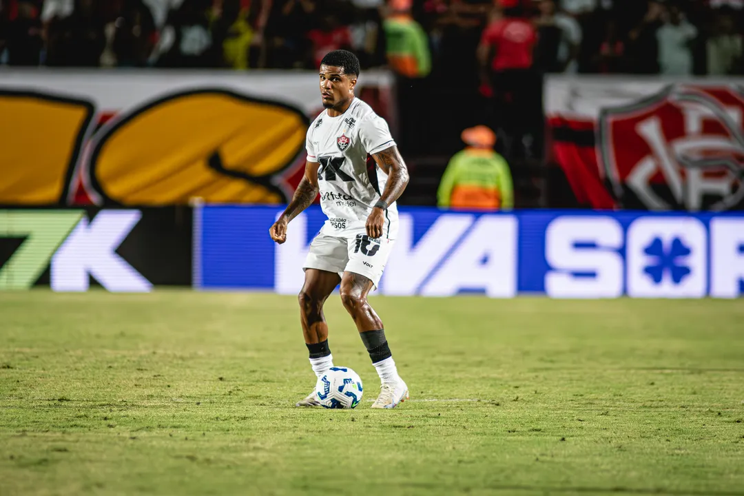 Jamerson, lateral-esquerdo do Vitóri