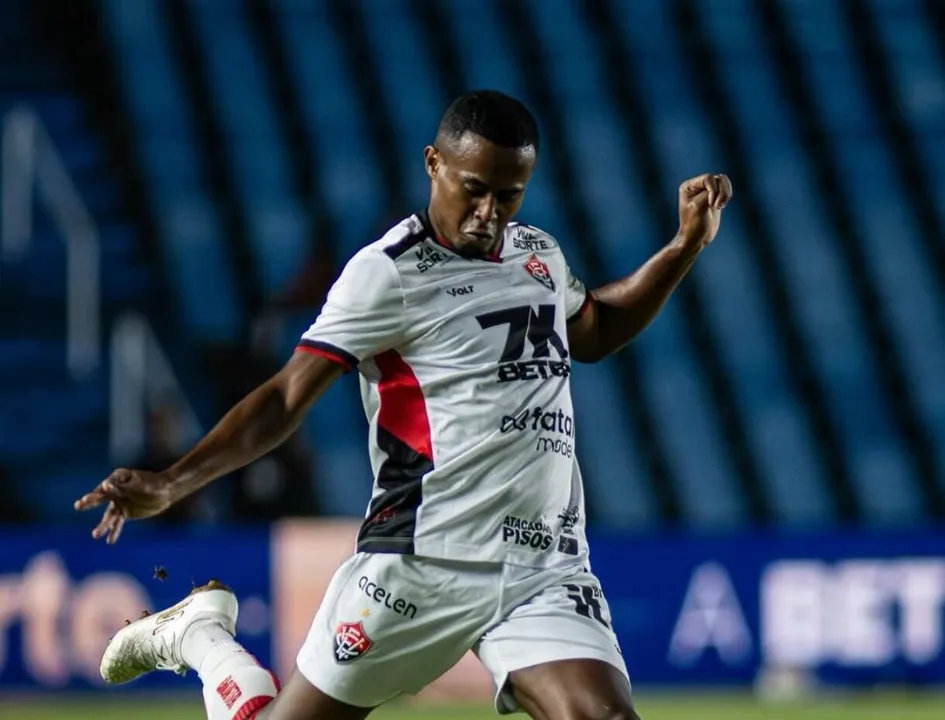 Carlos Eduardo acerta rescisão contratual com Vitória
