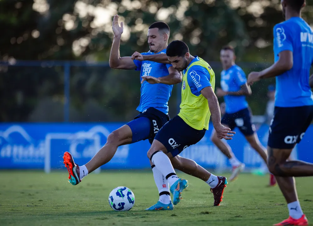 Gabriel Xavier e Michel Araújo durante o treinamento no CT Evaristo de Macedo