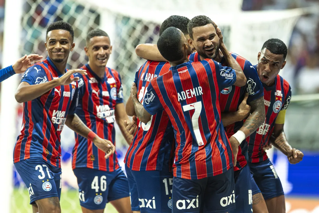 Jogadores do Bahia comemorando gol