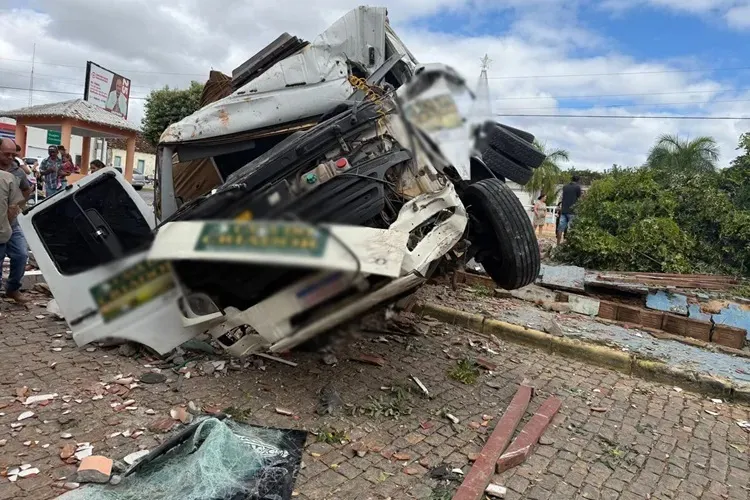 Caminhão ficou completamente destruído