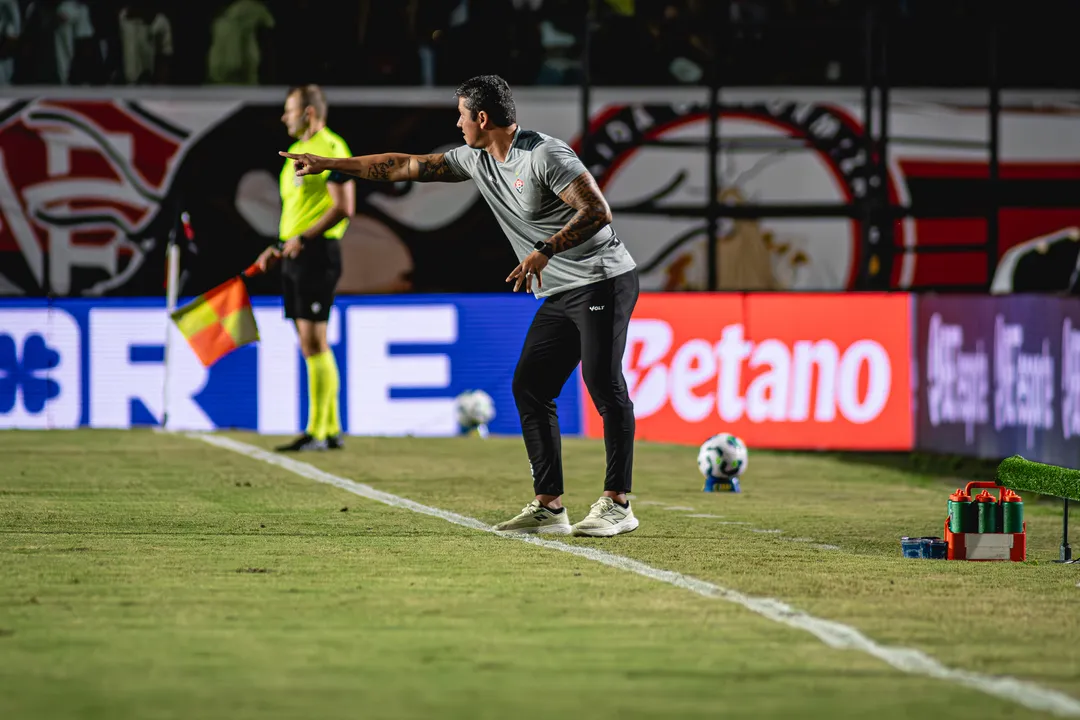 Thiago Carpini dando instruções durante a partida contra o Santos