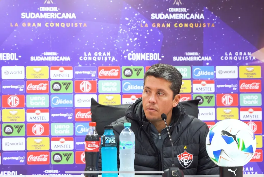 Técnico Thiago Carpini durante em entrevista coletiva em Quito