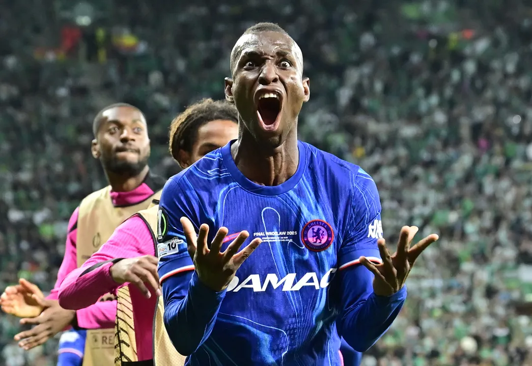 Nicolas Jackson comemorando gol na final da Conference League