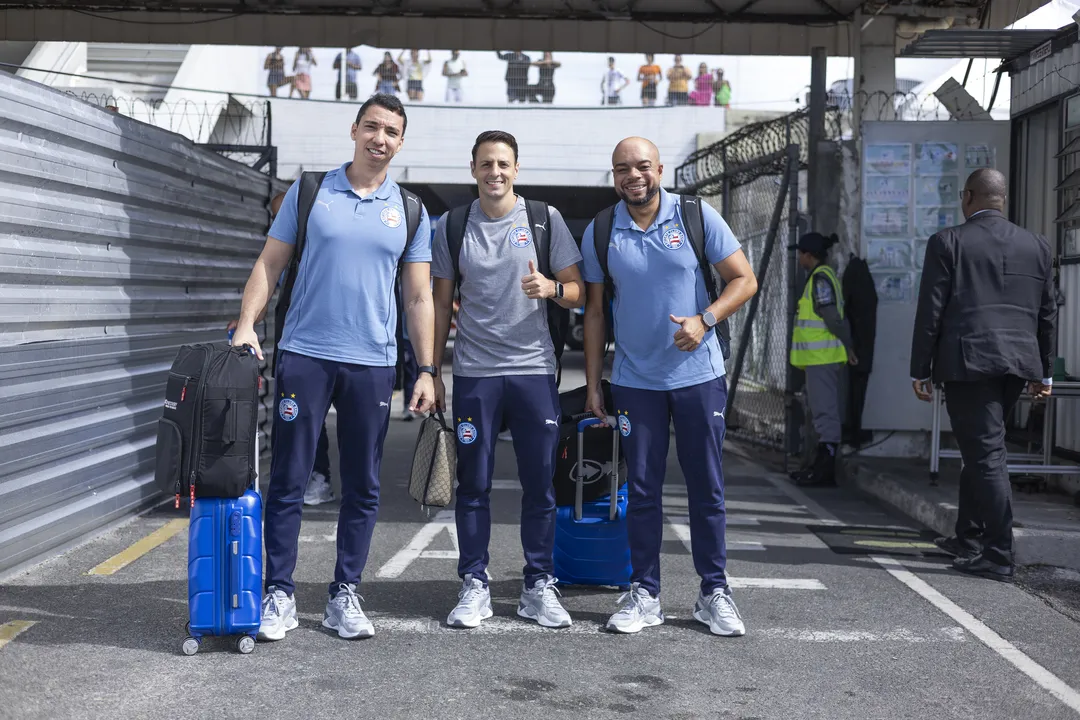 Santiago Arias durante o embarque do Bahia para Porto Alegre