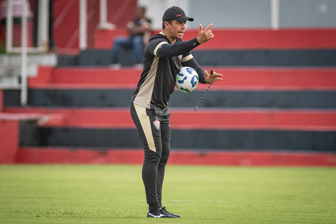 Thiago Carpini durante o treino desta quinta