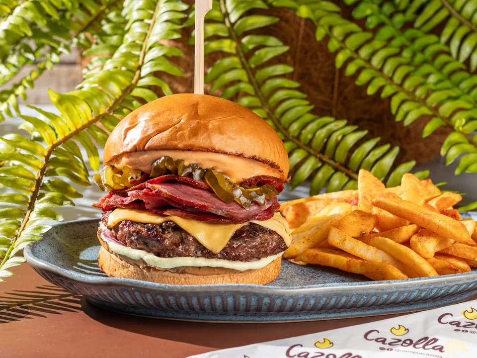Pastrami: pão de batata, maionese da casa, cebola crua, carne 180g, queijo, pastrami artesanal fatiado, picles e molho big
