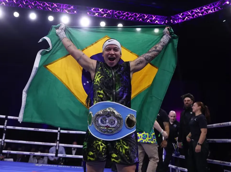 Bia Ferreira vencendo o primeiro cinturão